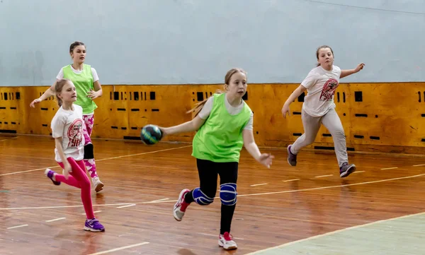 Rusia Vladivostok 2019 Los Niños Juegan Balonmano Interiores Deportes Actividad —  Fotos de Stock