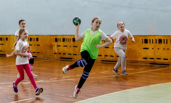 Rússia Vladivostok 2019 Crianças Jogam Handebol Casa Esportes Atividade Física — Fotografia de Stock