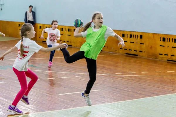 Rusya, Vladivostok, 02/26/2019. Çocuklar hentbol kapalı oynar. Spor ve fiziksel aktivite. Eğitim ve spor çocuklar için.