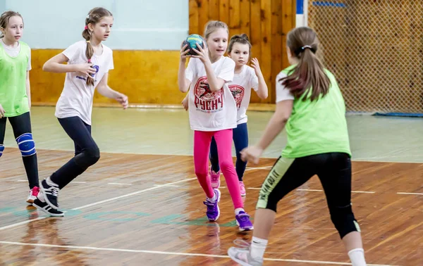 Rússia Vladivostok 2019 Crianças Jogam Handebol Casa Esportes Atividade Física — Fotografia de Stock