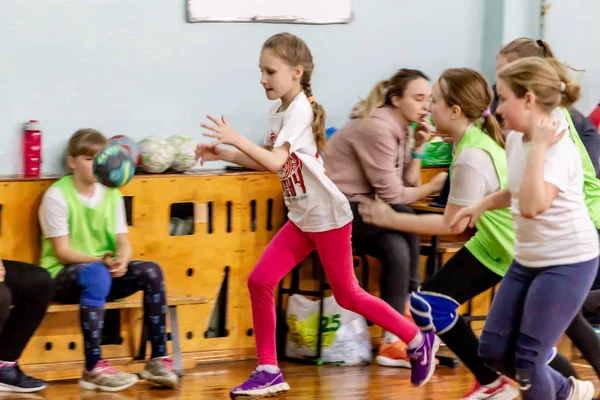 Rusya, Vladivostok, 02/26/2019. Çocuklar hentbol kapalı oynar. Spor ve fiziksel aktivite. Eğitim ve spor çocuklar için.