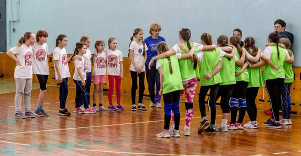 Rusia Vladivostok 2019 Los Niños Juegan Balonmano Interiores Deportes Actividad —  Fotos de Stock