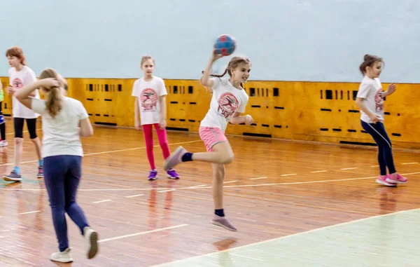 Rússia Vladivostok 2019 Crianças Jogam Handebol Casa Esportes Atividade Física — Fotografia de Stock