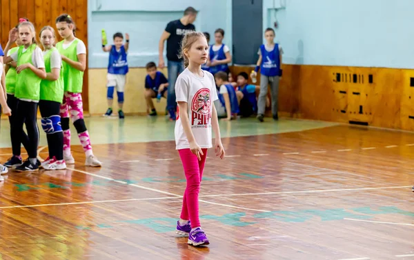 Rússia Vladivostok 2019 Crianças Jogam Handebol Casa Esportes Atividade Física — Fotografia de Stock