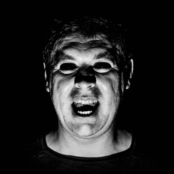 Portréja Sikoltozó Felnőtt Kaukázusi Ember Üreges Fekete Szeme Úgy Tűnik — Stock Fotó