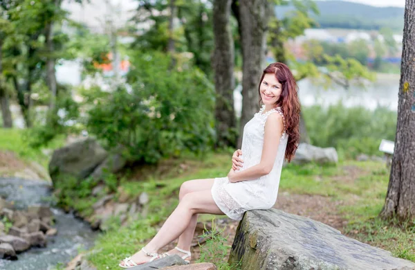 Retrato Bonito Jovem Caucasiano Mulher Vestido Branco Agradável Parque Verão — Fotografia de Stock