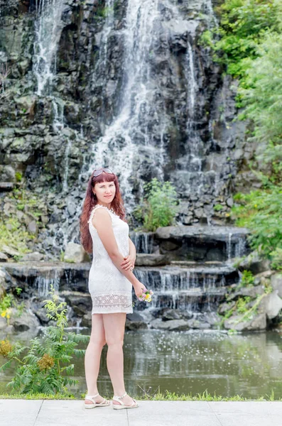 Retrato Bonito Jovem Caucasiano Mulher Vestido Branco Agradável Parque Verão — Fotografia de Stock