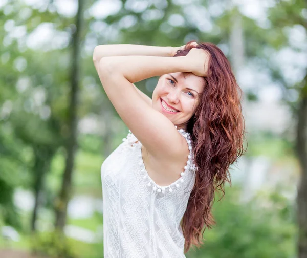 Retrato Bonito Jovem Caucasiano Mulher Vestido Branco Agradável Parque Verão — Fotografia de Stock