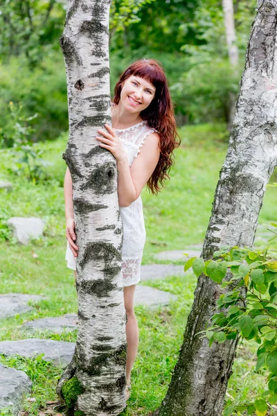 Retrato Bonito Jovem Caucasiano Mulher Vestido Branco Agradável Parque Verão — Fotografia de Stock