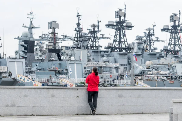 韓国からの観光客は ダウンタウンのロシア太平洋艦隊の軍艦と港の眺めを賞賛します 背景に太平洋艦隊の軍艦ヴァリャグ グロムキーとSoversheni ロシア ウラジオストク — ストック写真