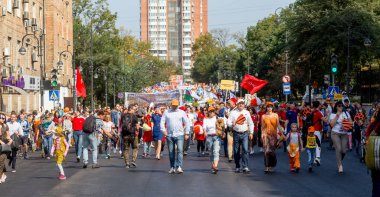 Rusya, Vladivostok, 09 / 29 / 2019. Şehir merkezinde yıllık Kaplan Festivali. Sibirya kaplanını korumak için geçit töreni. Birçok insan kentsel kentin yanından geçer. Tatiller ve dinlenme.