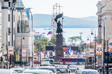 Rusya, Vladivostok, 09 / 21 / 2019. Vladivostok şehir merkezinde Sovyet Gücü Savaşçıları 'nın ünlü anısına yapılan törenle. Ana caddede bir sürü araba ve insanlar meydanın önünden geçiyor..