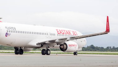 Rusya, Vladivostok, 08 / 21 / 2019. Bulutlu bir günde Eastar Jet 'in (Güney Kore) Boeing 737-800 sefer sayılı yolcu uçağı havaalanında. Havacılık ve ulaşım.