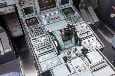 Modern yolcu uçağındaki pilot kabininin iç görüntüsü. Gösterge panelinde bir sürü düğme, navigasyon cihazı var. Havacılık ve ulaşım.