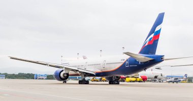 Rusya, Vladivostok, 08 / 21 / 2019. Bulutlu bir günde Aeroflot Havayolları 'ndan Boeing 777-300er yolcu uçağı havaalanına indikten sonra. Havacılık ve ulaşım.