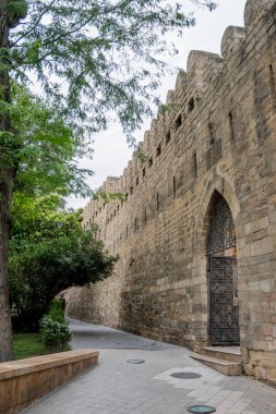 Azerbaycan, Bakü. Bakü 'nün tarihi merkezi Eski Şehir' de güzel bir cadde ve antik duvarlar. Unesco tarafından Dünya Mirası olarak sınıflandırılmıştır..