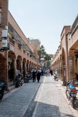 İran, Tahran, 08 / 09 / 2019. İran 'ın başkenti Tahran' da çarşı (bir Orta Doğu ülkesinde pazar). Yüzlerce yıllık geçmişi olan eski binalar..