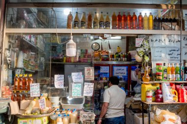 İran, Tahran, 08 / 09 / 2019. İran 'ın başkenti Tahran' da çarşıda (bir Orta Doğu ülkesinde pazar) dükkan.