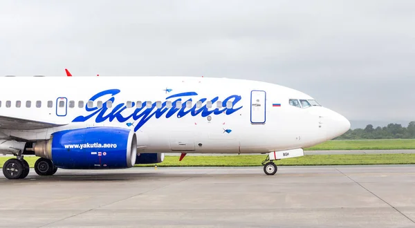 Россия Владивосток 2019 Пассажирский Самолет Boeing 737 700 Авиакомпании Якутия — стоковое фото