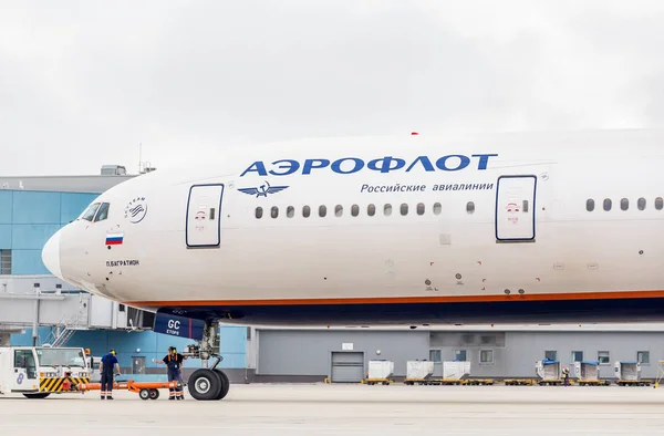 Россия Владивосток 2019 Пассажирский Самолет Boeing 777 300Er Компании Аэрофлот — стоковое фото