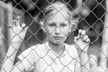 Ağın arkasında beyaz bir kızın portresi var. Siyah ve beyaz çekim.