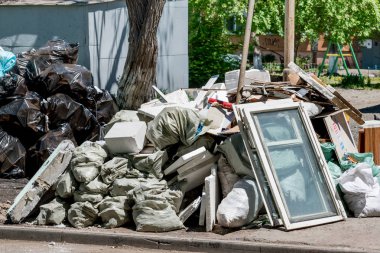 Rusya, Vladivostok, 05 / 23 / 2019. Yerleşim alanındaki çöplük. Pislik ve pis koku, çevresel sorunlar. Sokaklarda çamur var. Şehir altyapısı ve sorunları. Kötü yaşam kalitesi.