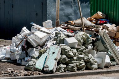Rusya, Vladivostok, 05 / 23 / 2019. Yerleşim alanındaki çöplük. Pislik ve pis koku, çevresel sorunlar. Sokaklarda çamur var. Şehir altyapısı ve sorunları. Kötü yaşam kalitesi.