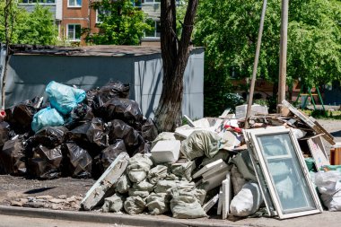 Rusya, Vladivostok, 05 / 23 / 2019. Yerleşim alanındaki çöplük. Pislik ve pis koku, çevresel sorunlar. Sokaklarda çamur var. Şehir altyapısı ve sorunları. Kötü yaşam kalitesi.