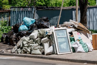 Rusya, Vladivostok, 05 / 23 / 2019. Yerleşim alanındaki çöplük. Pislik ve pis koku, çevresel sorunlar. Sokaklarda çamur var. Şehir altyapısı ve sorunları. Kötü yaşam kalitesi.