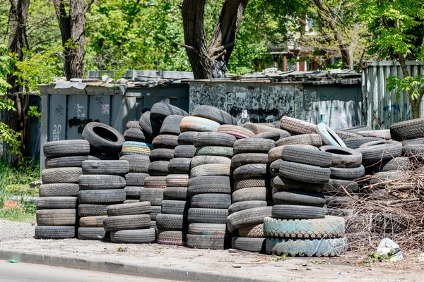 Rusya, Vladivostok, 05 / 23 / 2019. Birçok eski kullanılmış araba lastiği