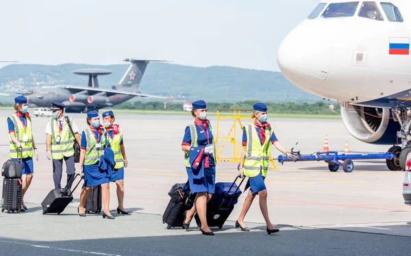 Russia Vladivostok 2020 Equipaggio Aeroplano Uniforme Ufficiale Maschere Mediche Bordo — Foto Stock