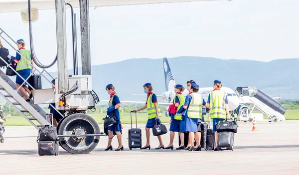 Ryssland Vladivostok 2020 Besättning Flygplan Officiell Uniform Och Medicinska Masker — Stockfoto