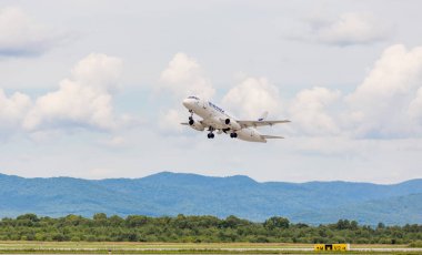 Rusya, Vladivostok, 08 / 17 / 2020. Yolcu uçağı Sukhoi Superjet 100 (SSJ 100-95B) IrAero şirketinin gökyüzünde. Rus havayolları konsepti. Rusya konseptine hoş geldiniz. Havacılık ve ulaşım.