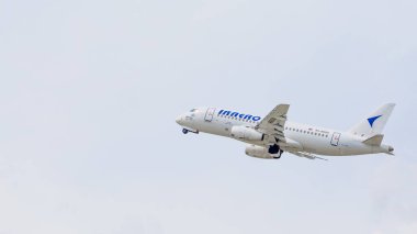 Rusya, Vladivostok, 08 / 17 / 2020. Yolcu uçağı Sukhoi Superjet 100 (SSJ 100-95B) IrAero şirketinin gökyüzünde. Rus havayolları konsepti. Rusya konseptine hoş geldiniz. Havacılık ve ulaşım.