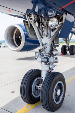 Pistteki modern yolcu uçağının şasi ve türbin motoru. Uçakların bakımı ve bakımı. Havacılık ve ulaşım.
