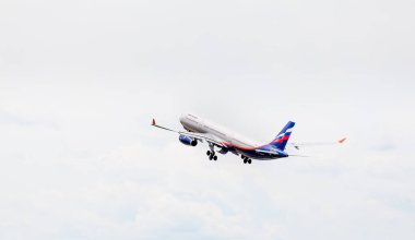 Rusya, Vladivostok, 08 / 17 / 2020. Aeroflot Havayolları 'nın Airbus A330 sefer sayılı yolcu uçağı gökyüzünde. Tatiller ve seyahat konsepti. Havacılık ve ulaşım.