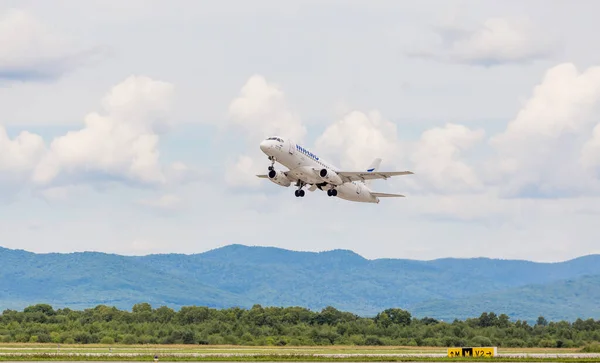 Rusya, Vladivostok, 08 / 17 / 2020. Yolcu uçağı Sukhoi Superjet 100 (SSJ 100-95B) IrAero şirketinin gökyüzünde. Rus havayolları konsepti. Rusya konseptine hoş geldiniz. Havacılık ve ulaşım.