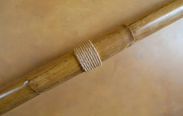 Kahverengi çimento üzerine bambu süslemesi cilalanmış duvar arkaplan dokusu