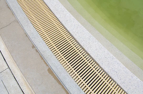 Yüzme havuzunun olukları.