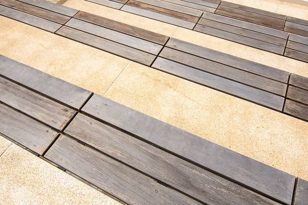 Ahşap zemin basamağı ve kum temizleme çakıl zemini desenli arka plan