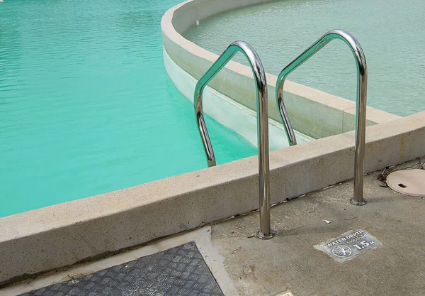 Havuza inen paslanmaz çelik merdivenler, yüzme havuzunun kenarındaki korkuluklar. .