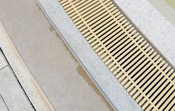 Yüzme havuzunun olukları.