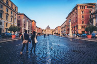 Vatikan, Vatikan, 6 Ekim 2017: Önünde St Peter's Bazilikası Vatikan, Roma, İtalya, Street. Saint Peter's Vatikan, Roma, İtalya, yer alan Rönesans tarzı bir kilise olduğunu.