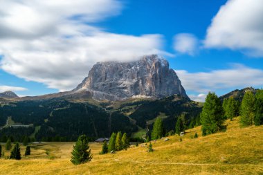 Dolomites İtalya panoramik manzara. Sunrise Sassolungo Langkofel Grup, Passo Gardena, Western Dolomites seyahat ve açık hava etkinliği üzerinde parlar. Nefes kesici manzara ve Kuzey İtalya'daki seyahat.