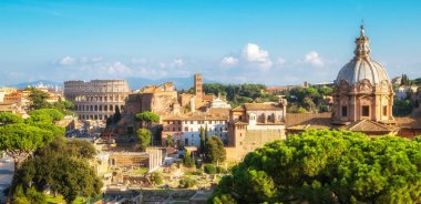 Roma, İtalya, şehir manzarası ile antik Roma yerlerinden; Kolezyum ve Roman Forum, İtalya'nın ünlü seyahat hedef.