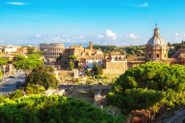Roma, İtalya, şehir manzarası ile antik Roma yerlerinden; Kolezyum ve Roman Forum, İtalya'nın ünlü seyahat hedef.