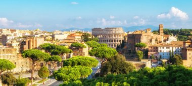Roma, İtalya, şehir manzarası ile antik Roma yerlerinden; Kolezyum ve Roman Forum, İtalya'nın ünlü seyahat hedef.
