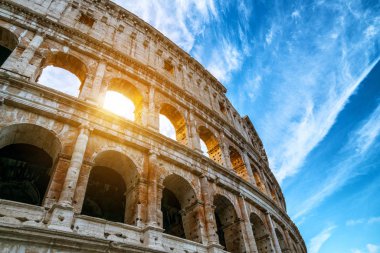 Roma, İtalya 'daki Roma Kolezyumu' nun yakın görüntüsü. Kolezyum, Antik Roma döneminde şehir merkezinde inşa edildi. İtalya 'nın en popüler turistik merkezlerinden biridir. .
