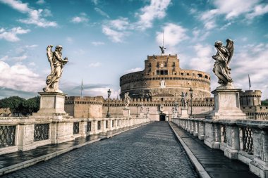 Castel Sant Angelo veya İtalya 'nın Hadrian Anıtmezarı, antik Roma' da inşa edilmiş, şu anda İtalya 'nın en ünlü turistik mekanıdır. Castel Sant Angelo bir zamanlar Roma 'nın en yüksek binasıydı..