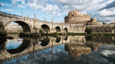 Castel Sant Angelo veya İtalya 'nın Hadrian Anıtmezarı, antik Roma' da inşa edilmiş, şu anda İtalya 'nın en ünlü turistik mekanıdır. Castel Sant Angelo bir zamanlar Roma 'nın en yüksek binasıydı..